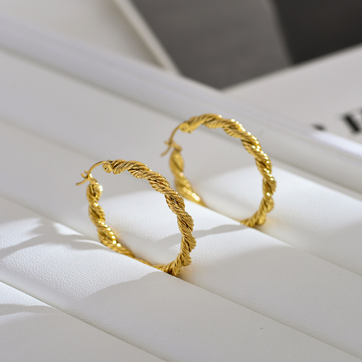 1 Pair Casual Streetwear Solid Color Stainless Steel 18k Gold Plated Hoop Earrings display picture 4