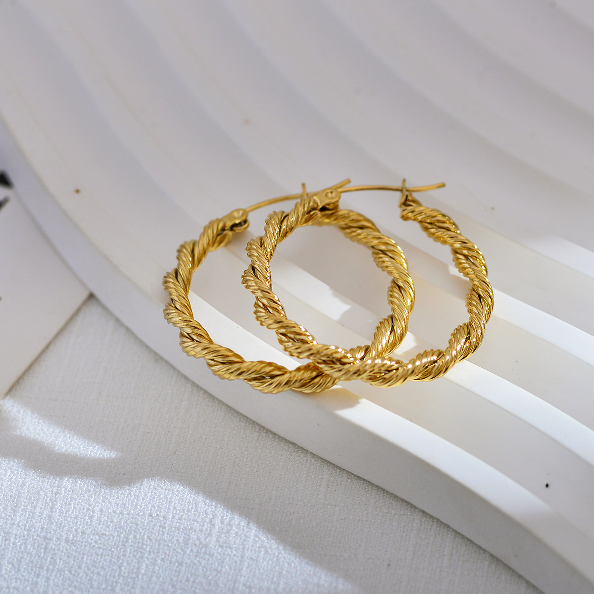 1 Pair Casual Streetwear Solid Color Stainless Steel 18k Gold Plated Hoop Earrings display picture 3