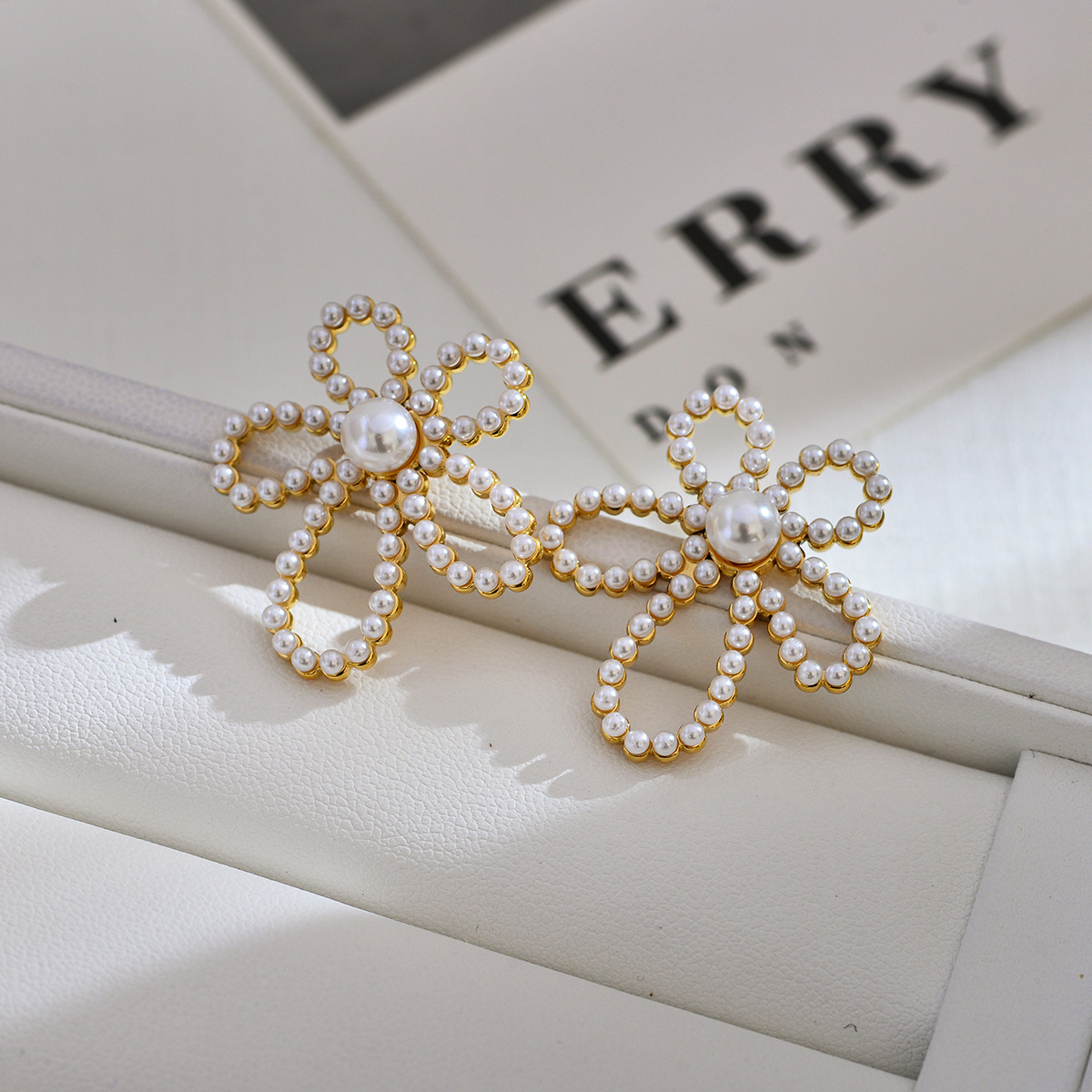 1 Paire Dame Style Coréen Fleur Incruster Acier Inoxydable Perle Boucles D'oreilles display picture 5