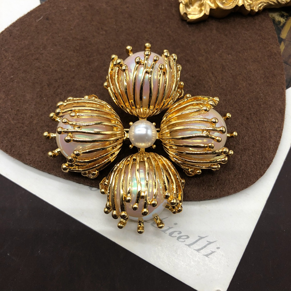 Retro Flower Alloy Inlay Pearl Women's Brooches display picture 2