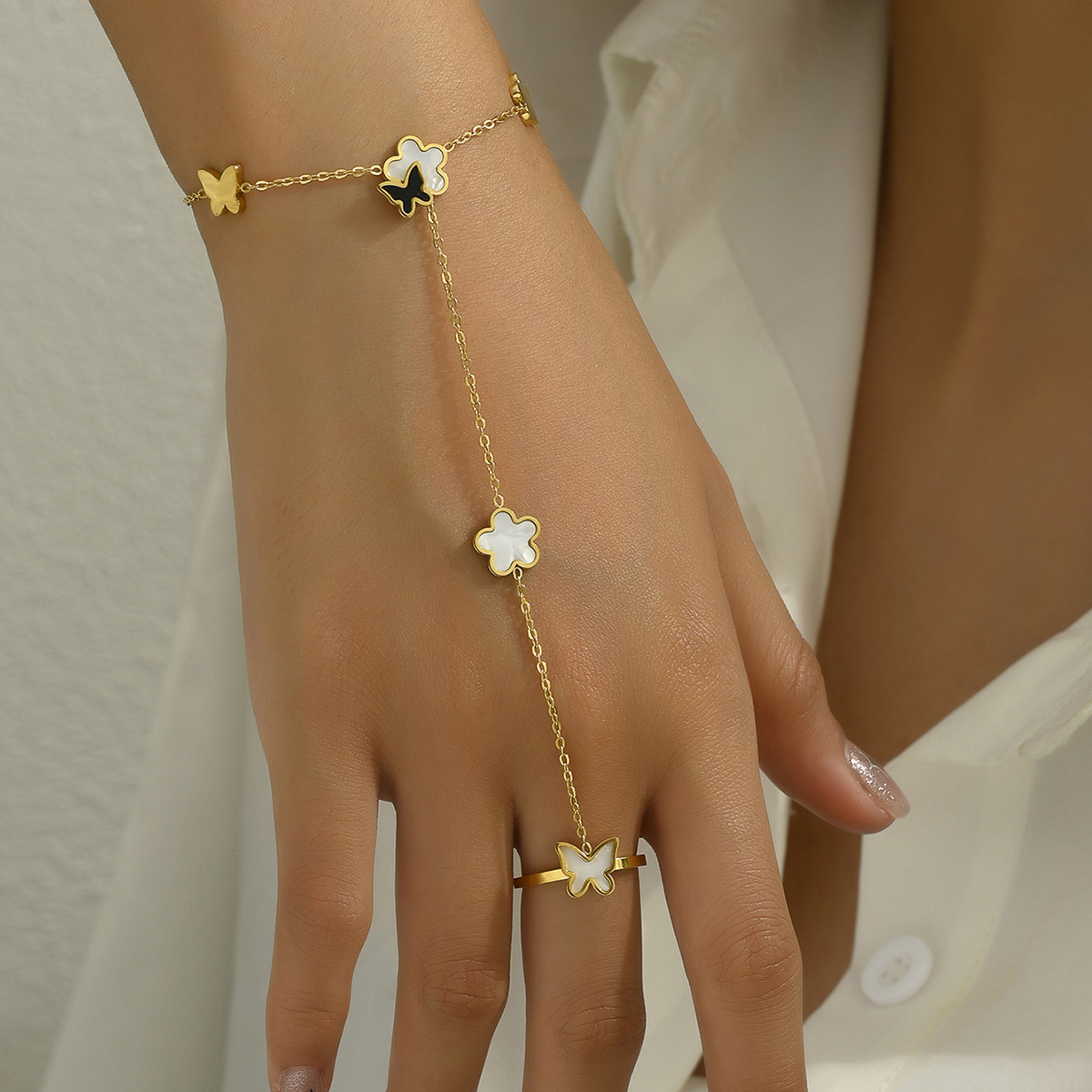Elegant Lady Butterfly 201 Stainless Steel 18K Gold Plated Shell Bracelets In Bulk display picture 1