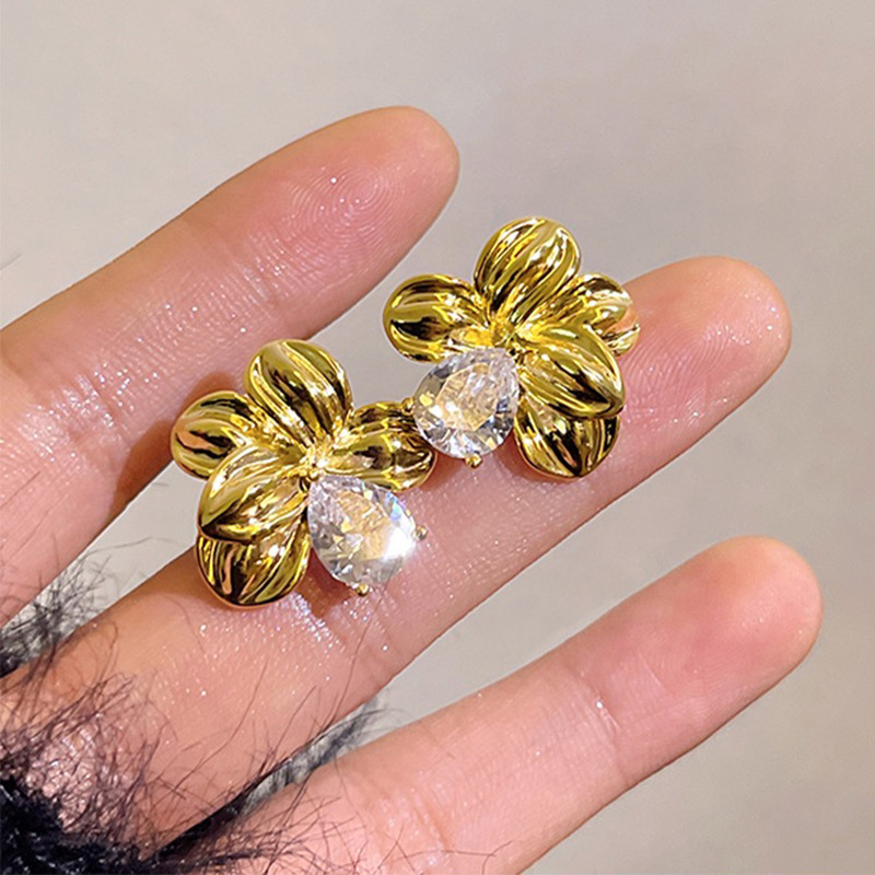 1 Par Señora Brillante Flor Embutido Aleación Diamantes De Imitación Chapado En Oro Pendientes display picture 1