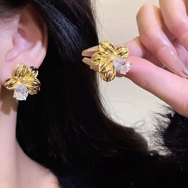 1 Pair Lady Shiny Flower Inlay Alloy Rhinestones Gold Plated Ear Studs display picture 4