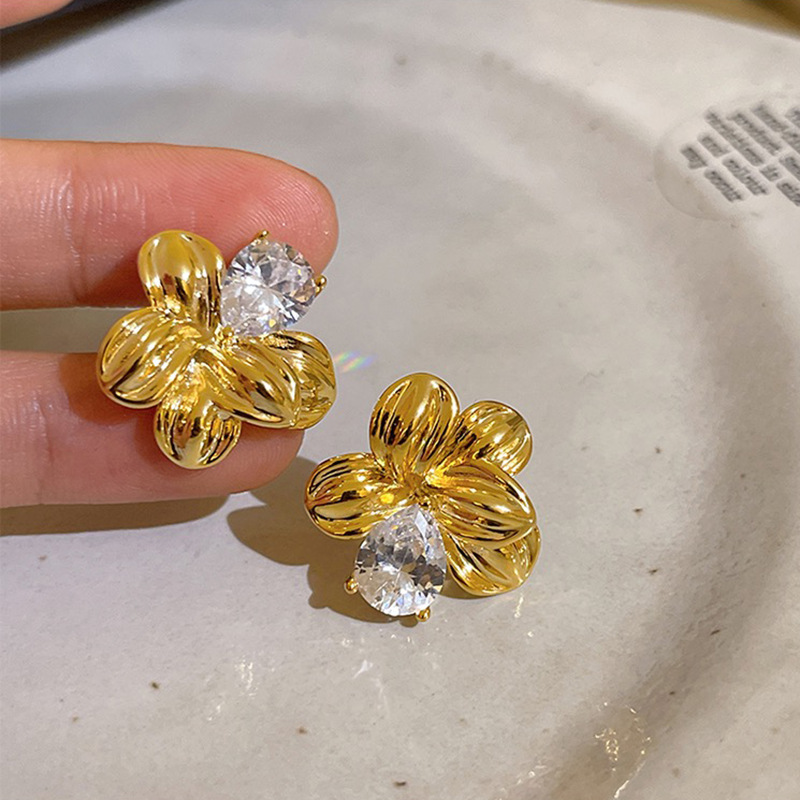 1 Par Señora Brillante Flor Embutido Aleación Diamantes De Imitación Chapado En Oro Pendientes display picture 3