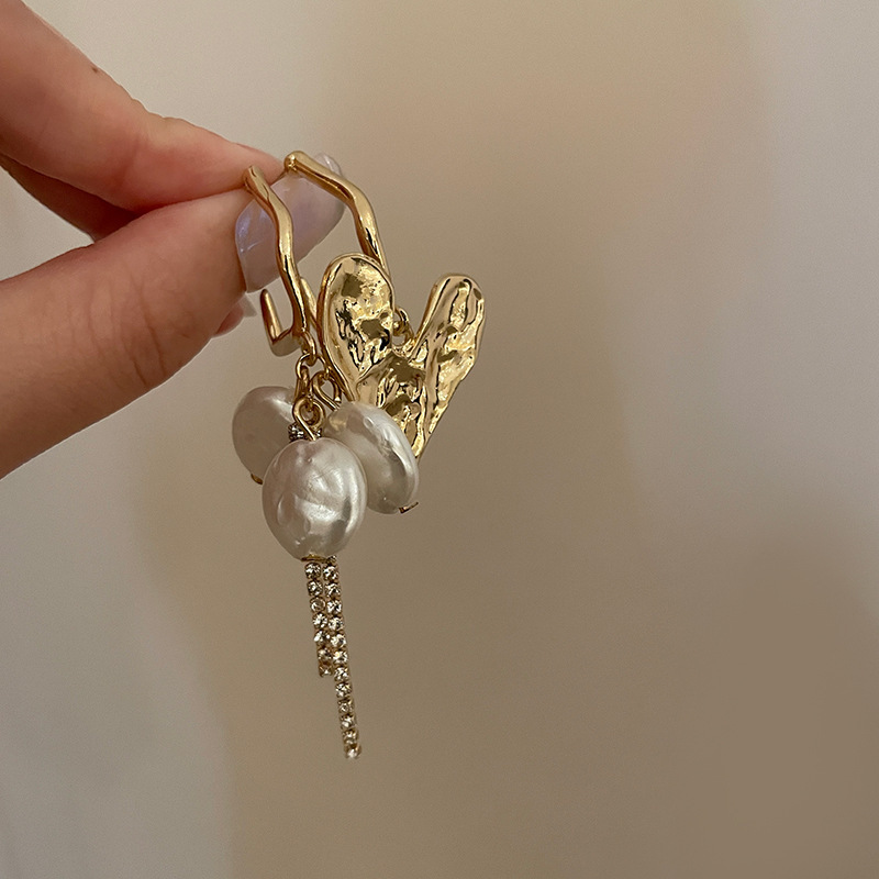 1 Pair Sweet Korean Style Heart Shape Asymmetrical Pearl Inlay Alloy Rhinestones Drop Earrings display picture 1