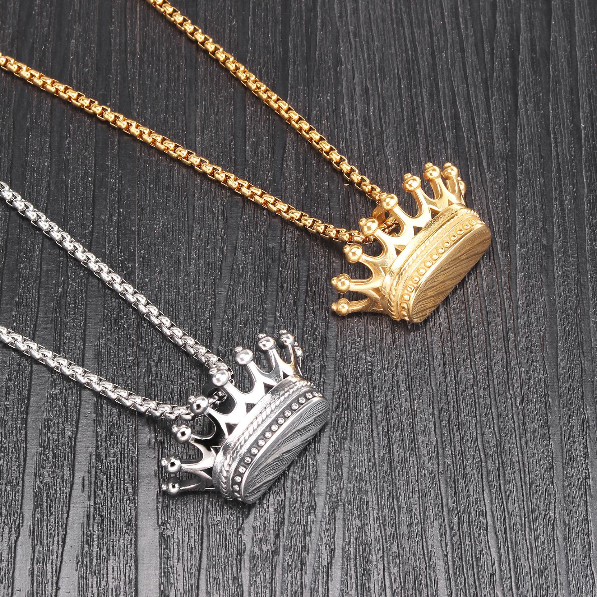 Casual Simple Style Crown Titanium Steel Plating Women's Pendant Necklace display picture 1