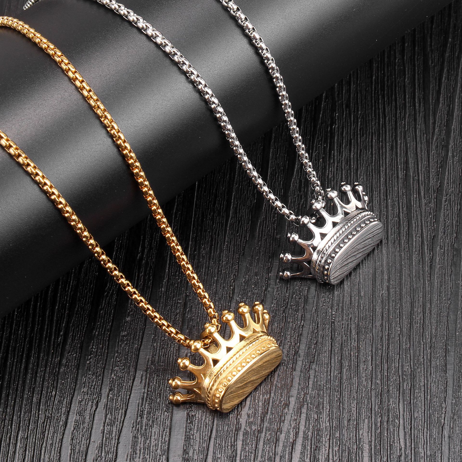 Casual Simple Style Crown Titanium Steel Plating Women's Pendant Necklace display picture 3