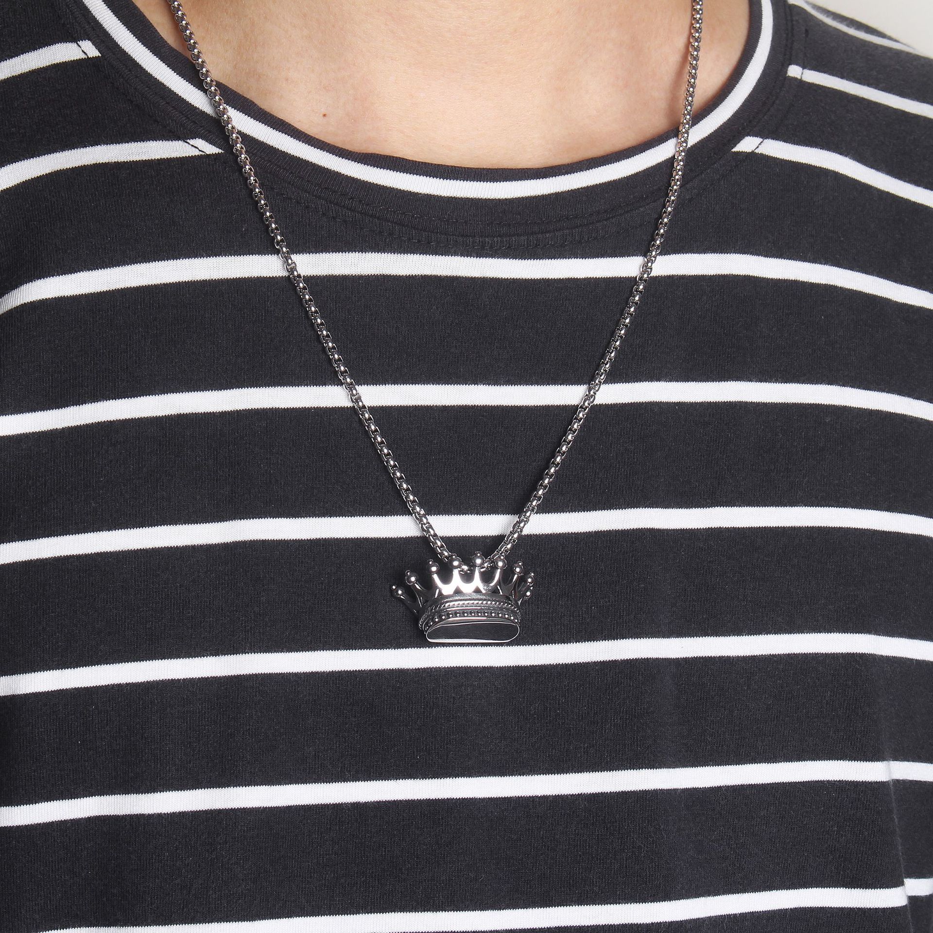 Casual Simple Style Crown Titanium Steel Plating Women's Pendant Necklace display picture 6