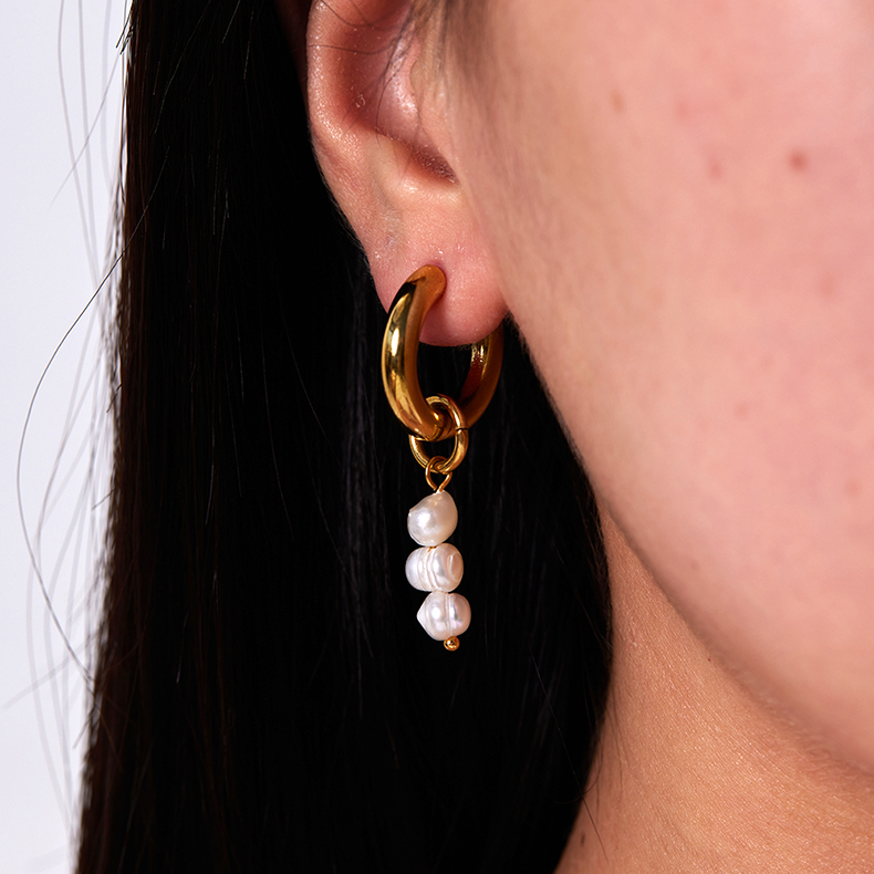 1 Pair IG Style Sweet Flower Pearl Plating 201 Stainless Steel 18K Gold Plated Drop Earrings display picture 2