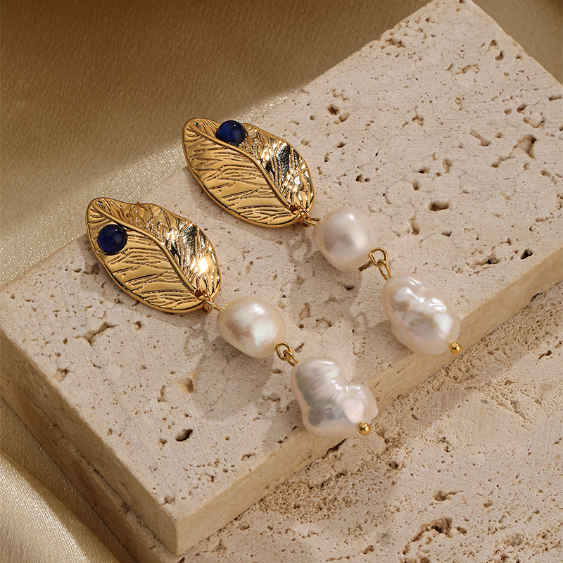 1 Pair Classical Retro Leaf Plating Inlay Copper Resin Freshwater Pearl 18k Gold Plated Drop Earrings display picture 6