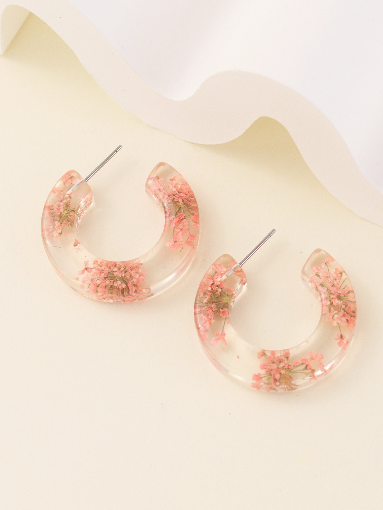 1 Pair Simple Style Flower Epoxy Resin Ear Studs display picture 15