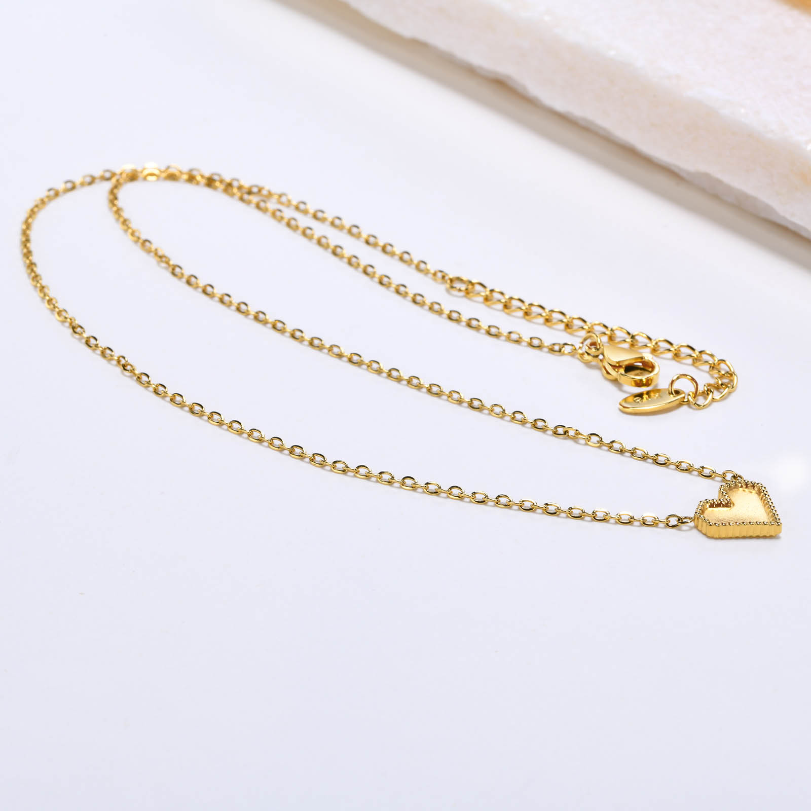 201 Edelstahl Vergoldet Einfacher Stil Herzform Halskette Mit Anhänger display picture 1