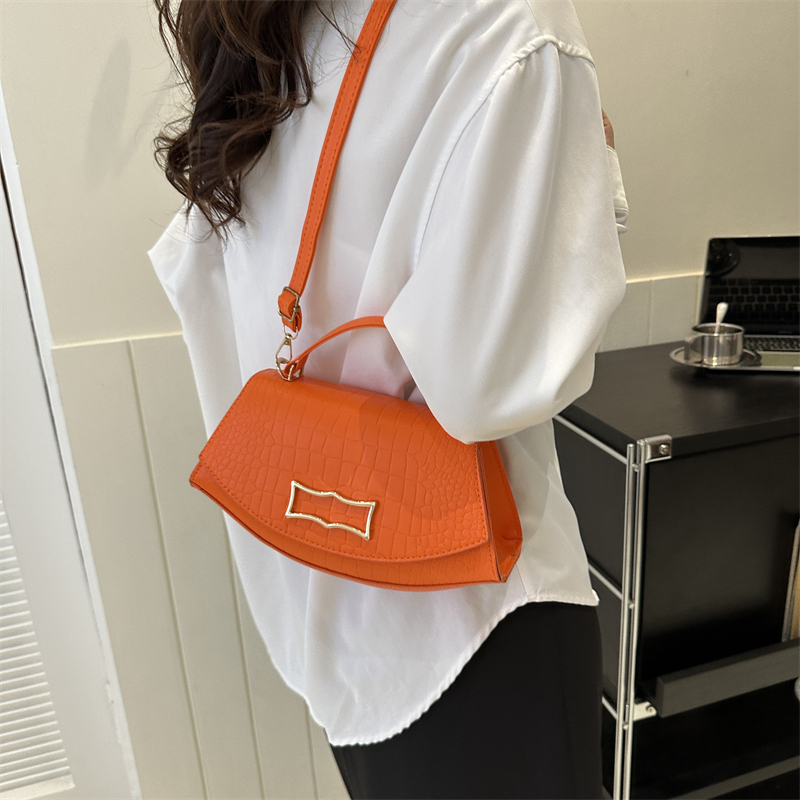 Women's Pu Leather Solid Color Vintage Style Semicircle Flip Cover Shoulder Bag Handbag Crossbody Bag display picture 3