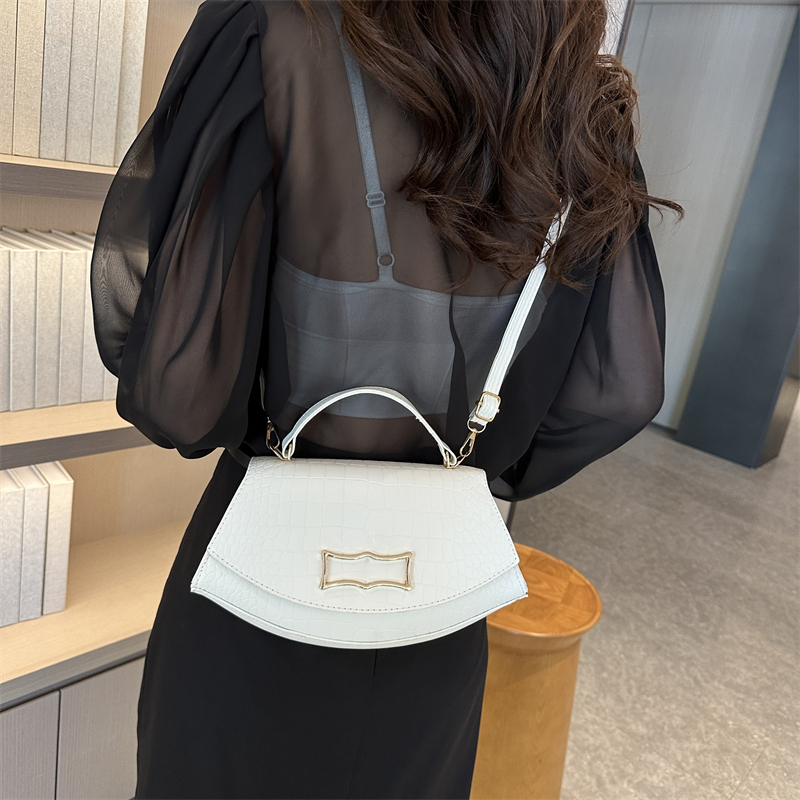 Women's Pu Leather Solid Color Vintage Style Semicircle Flip Cover Shoulder Bag Handbag Crossbody Bag display picture 4