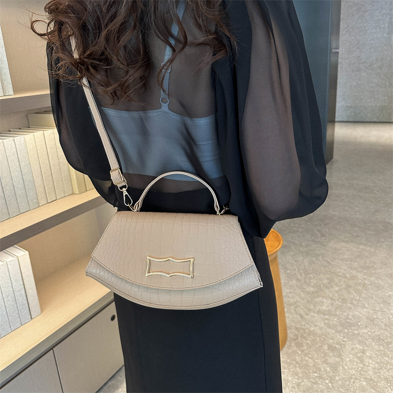 Women's Pu Leather Solid Color Vintage Style Semicircle Flip Cover Shoulder Bag Handbag Crossbody Bag display picture 7