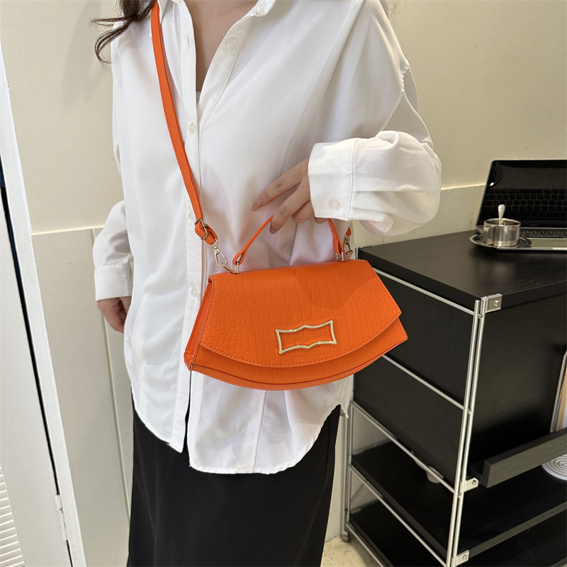 Women's Pu Leather Solid Color Vintage Style Semicircle Flip Cover Shoulder Bag Handbag Crossbody Bag display picture 5