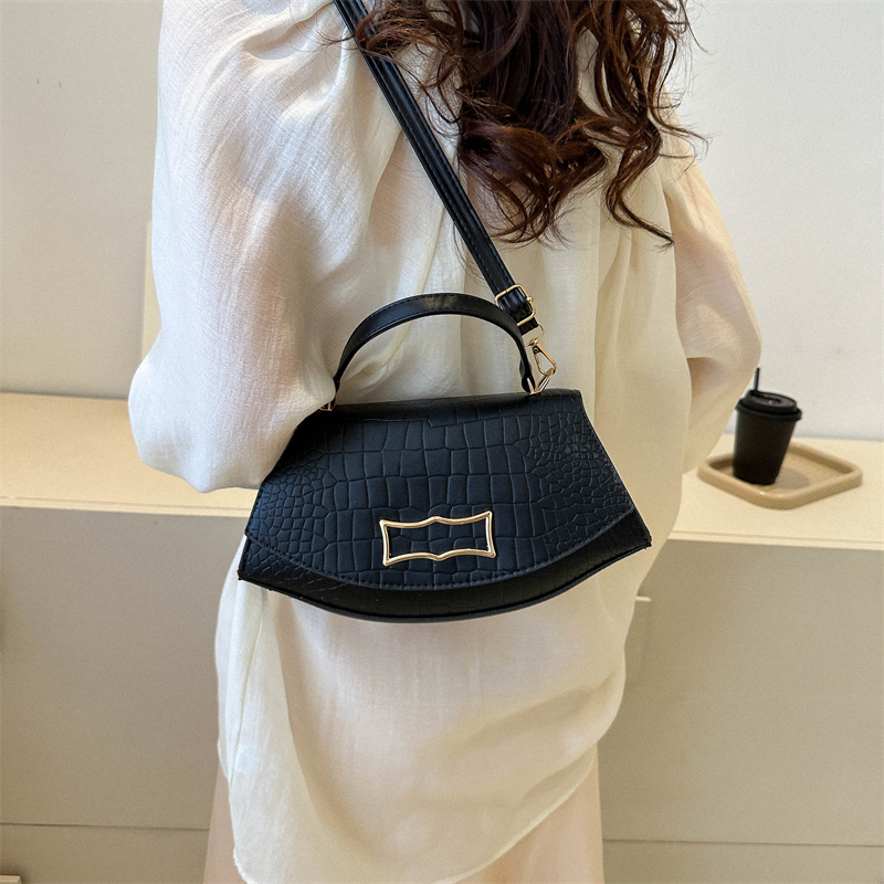 Women's Pu Leather Solid Color Vintage Style Semicircle Flip Cover Shoulder Bag Handbag Crossbody Bag display picture 12