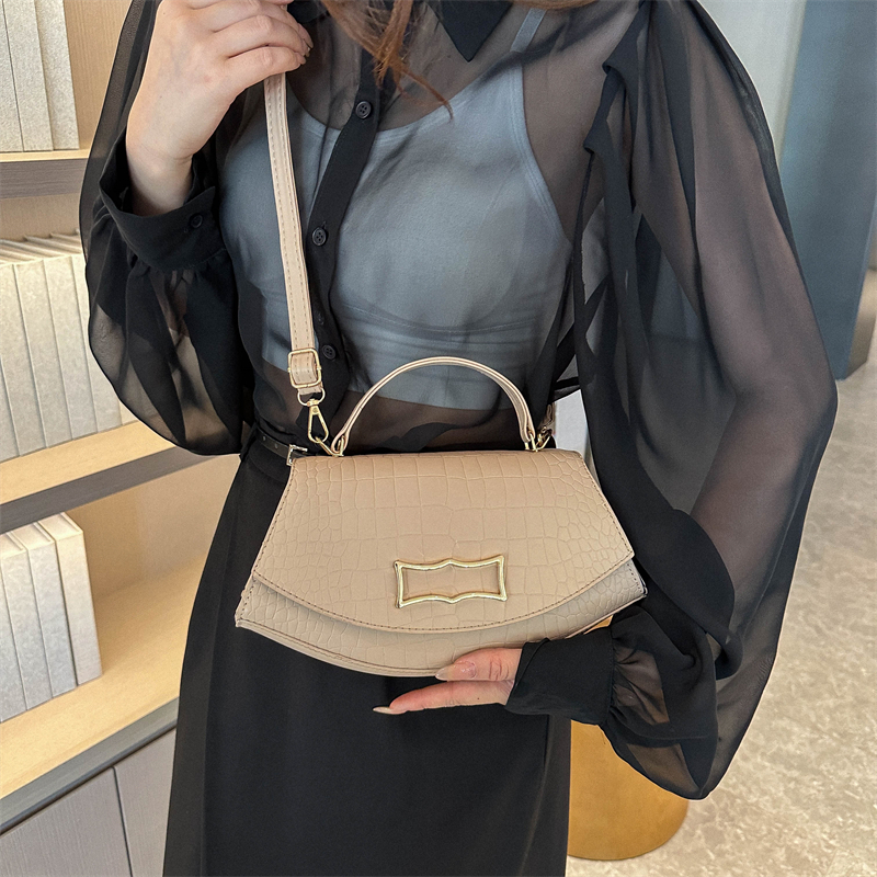 Women's Pu Leather Solid Color Vintage Style Semicircle Flip Cover Shoulder Bag Handbag Crossbody Bag display picture 10