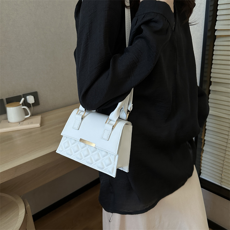Women's Pu Leather Solid Color Elegant Streetwear Square Flip Cover Shoulder Bag Handbag Crossbody Bag display picture 7