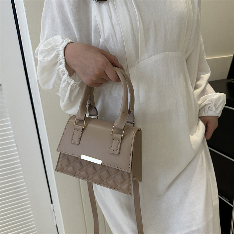 Women's Pu Leather Solid Color Elegant Streetwear Square Flip Cover Shoulder Bag Handbag Crossbody Bag display picture 2