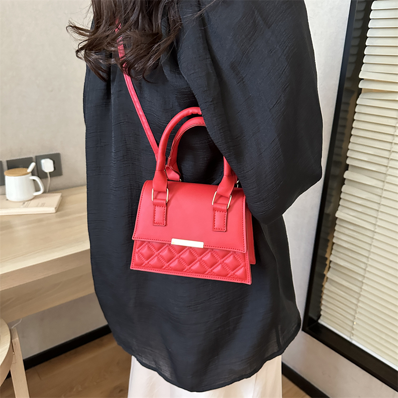 Women's Pu Leather Solid Color Elegant Streetwear Square Flip Cover Shoulder Bag Handbag Crossbody Bag display picture 9