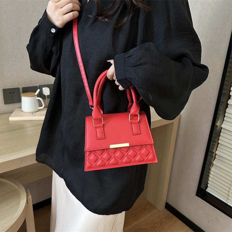 Women's Pu Leather Solid Color Elegant Streetwear Square Flip Cover Shoulder Bag Handbag Crossbody Bag display picture 3