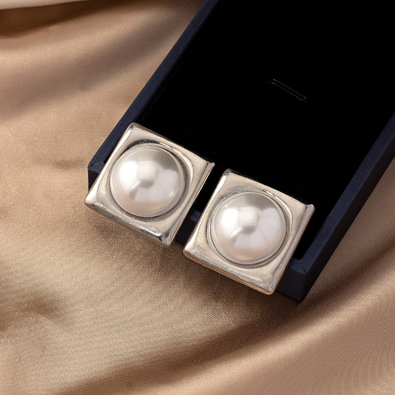 1 Paire Dame Style Simple Style Classique Carré Placage Incruster Alliage Perles Artificielles Plaqué Or 14k Boucles D'oreilles display picture 9