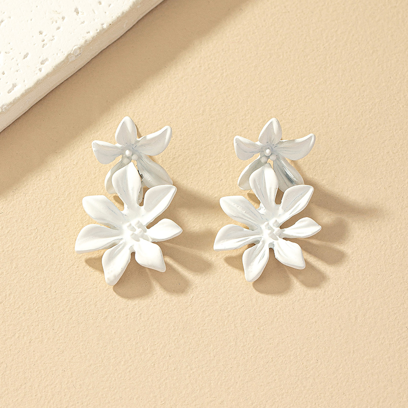 1 Pair Simple Style Flower Stoving Varnish Alloy Drop Earrings display picture 3
