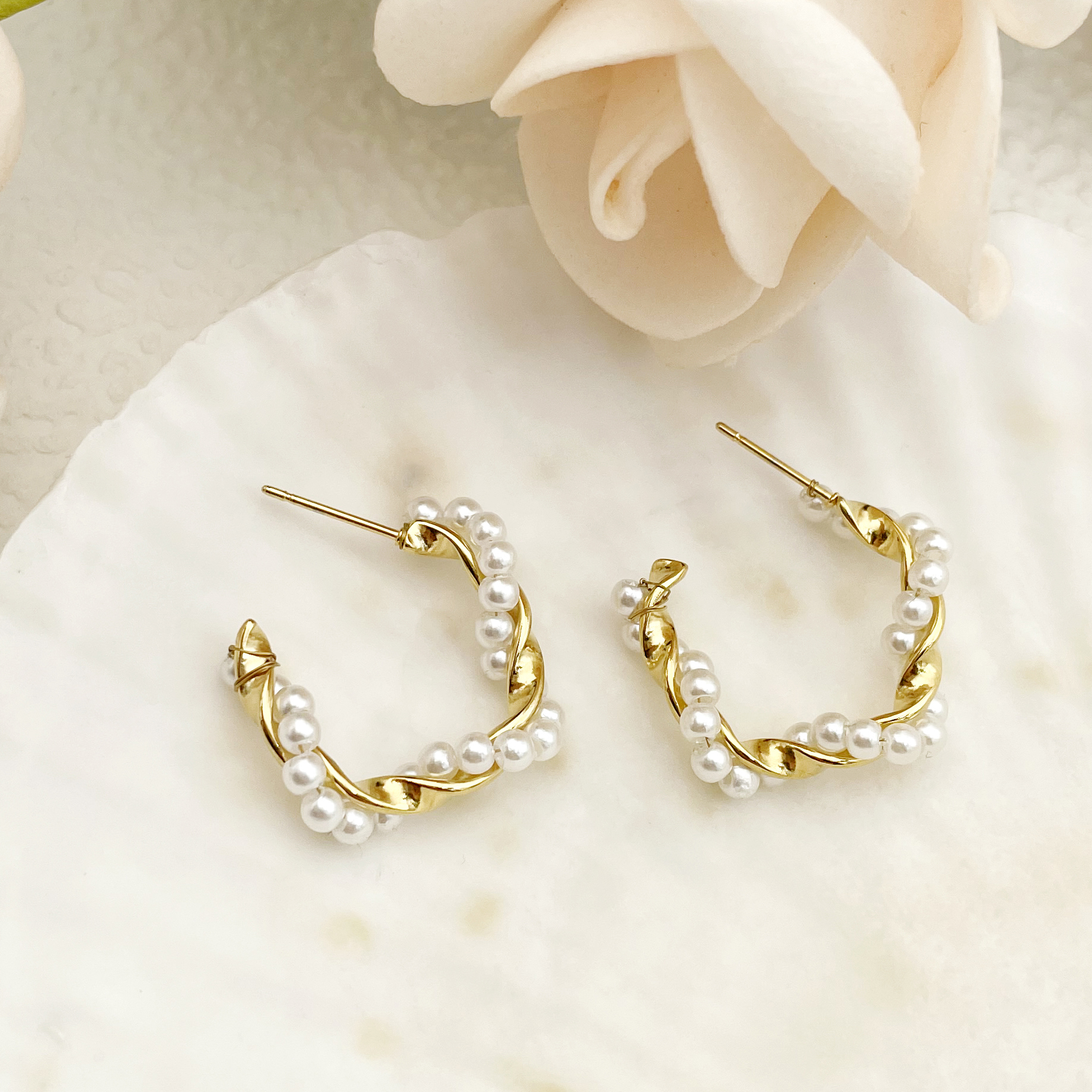1 Pair Simple Style Commute Twist Beaded Plating 304 Stainless Steel Artificial Pearl Pearl Beads 14K Gold Plated Ear Studs display picture 2