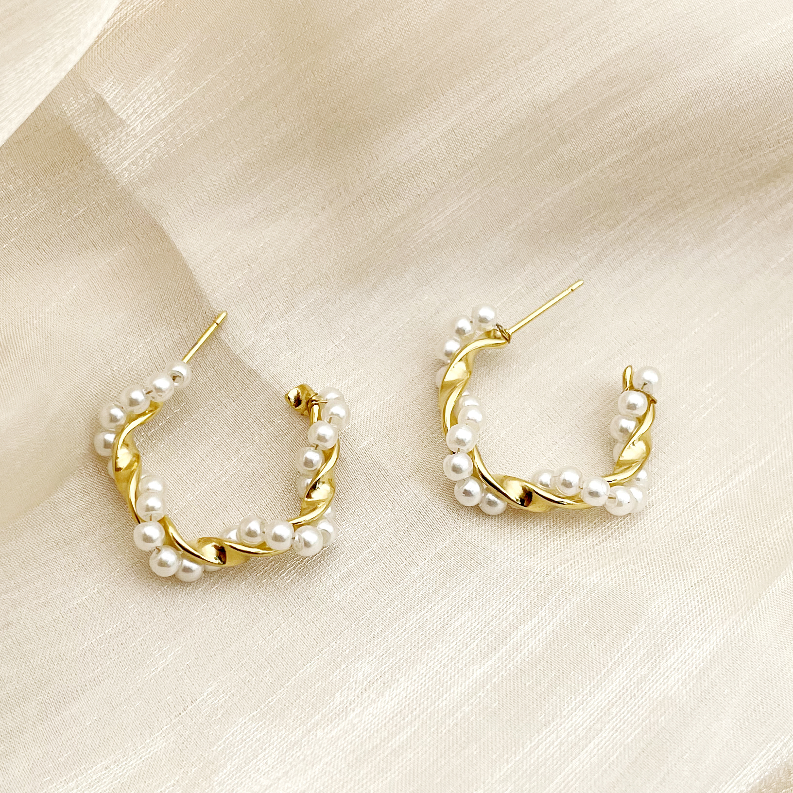 1 Pair Simple Style Commute Twist Beaded Plating 304 Stainless Steel Artificial Pearl Pearl Beads 14K Gold Plated Ear Studs display picture 3