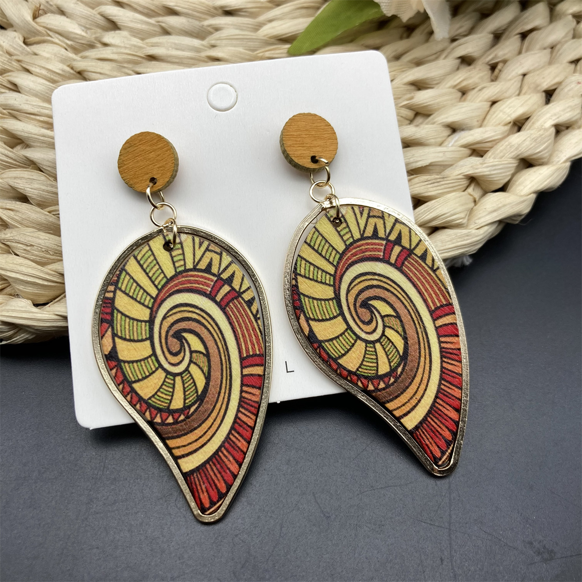 1 Pair Classical Artistic Leaves Conch Side Stripe Lacquer Painting Wood Drop Earrings display picture 8