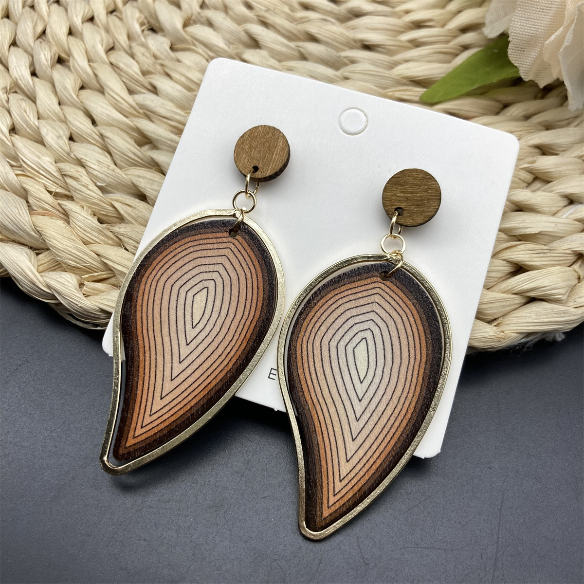 1 Pair Classical Artistic Leaves Conch Side Stripe Lacquer Painting Wood Drop Earrings display picture 9