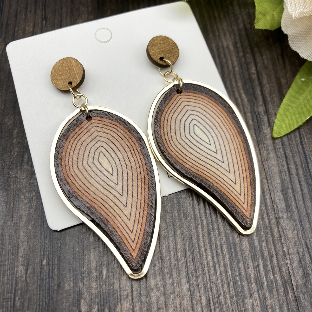 1 Pair Classical Artistic Leaves Conch Side Stripe Lacquer Painting Wood Drop Earrings display picture 7