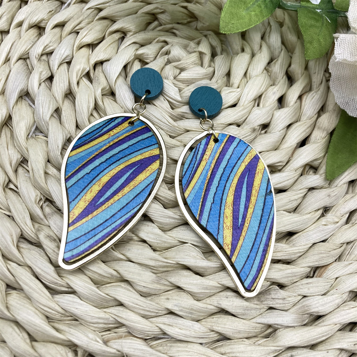 1 Pair Classical Artistic Leaves Conch Side Stripe Lacquer Painting Wood Drop Earrings display picture 16