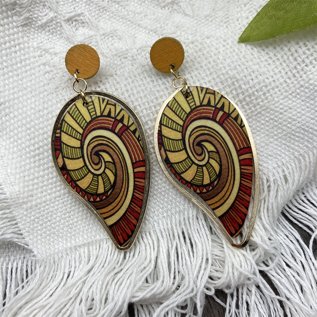 1 Pair Classical Artistic Leaves Conch Side Stripe Lacquer Painting Wood Drop Earrings display picture 14