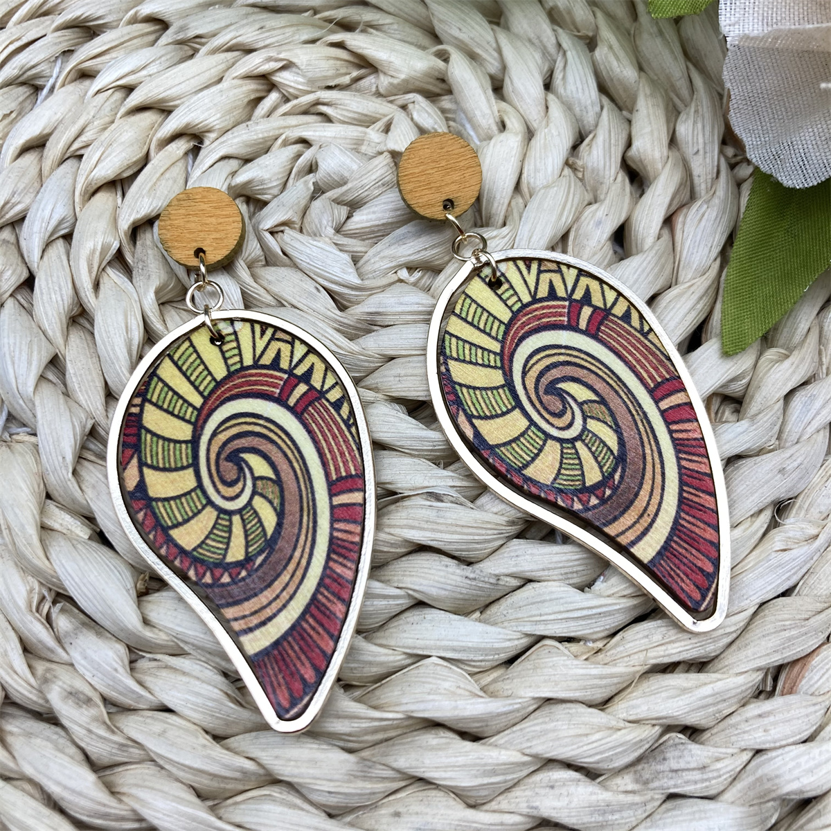 1 Pair Classical Artistic Leaves Conch Side Stripe Lacquer Painting Wood Drop Earrings display picture 13