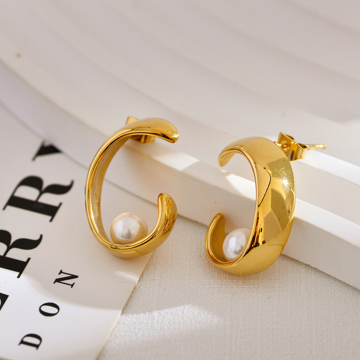 1 Pair Simple Style Solid Color Inlay Stainless Steel Artificial Pearls Ear Studs display picture 4