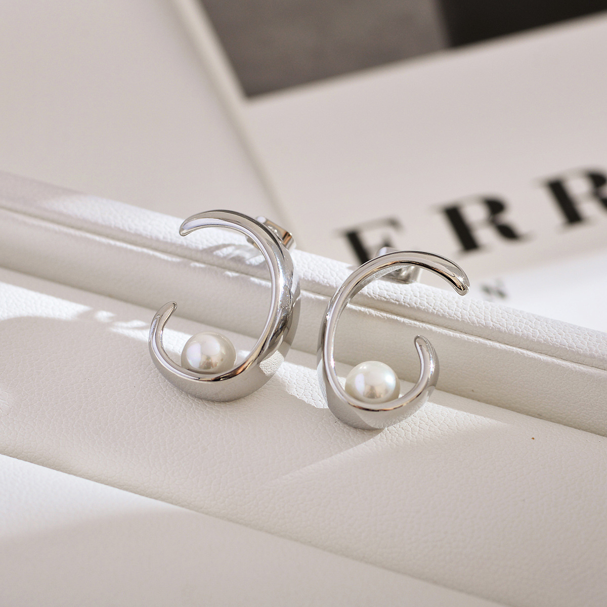 1 Paar Einfacher Stil Einfarbig Inlay Rostfreier Stahl Künstliche Perlen Ohrstecker display picture 3