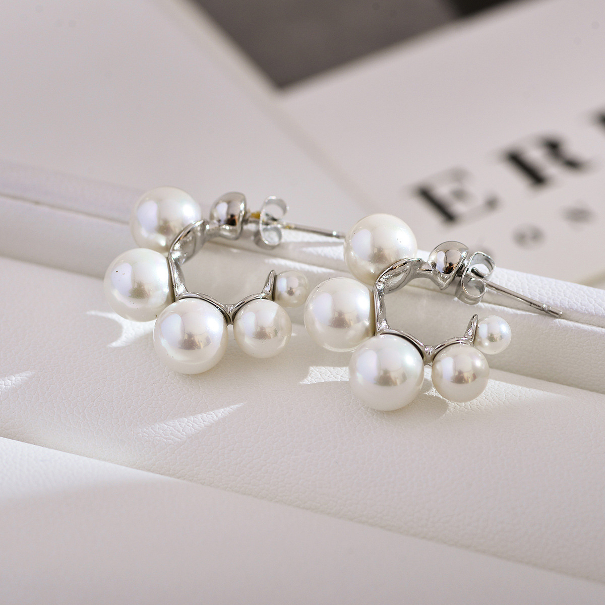 1 Pair Elegant Luxurious Round Inlay Stainless Steel Artificial Pearls Ear Studs display picture 4