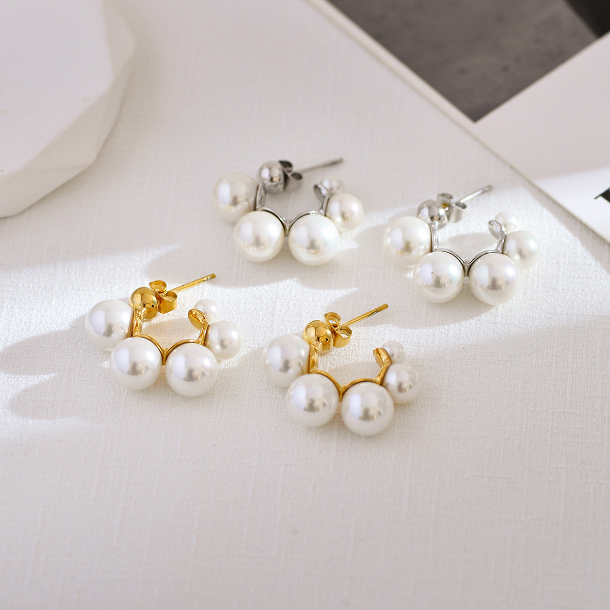 1 Pair Elegant Luxurious Round Inlay Stainless Steel Artificial Pearls Ear Studs display picture 2