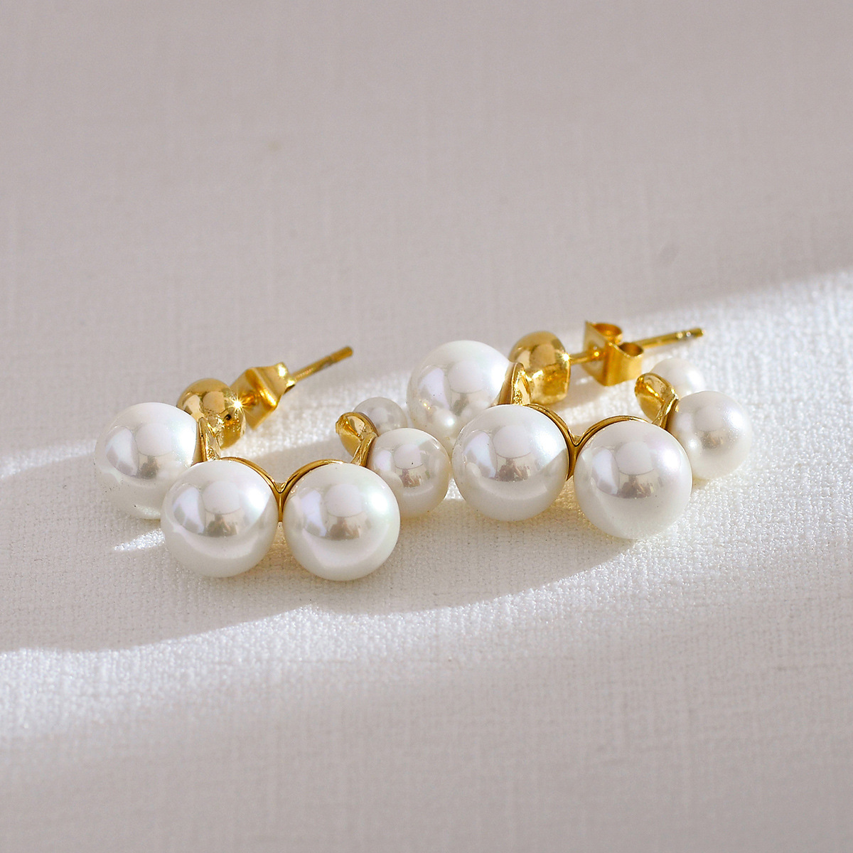1 Pair Elegant Luxurious Round Inlay Stainless Steel Artificial Pearls Ear Studs display picture 3
