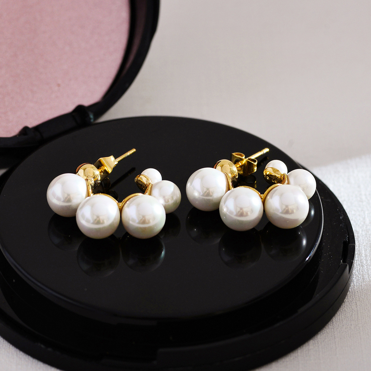 1 Pair Elegant Luxurious Round Inlay Stainless Steel Artificial Pearls Ear Studs display picture 5