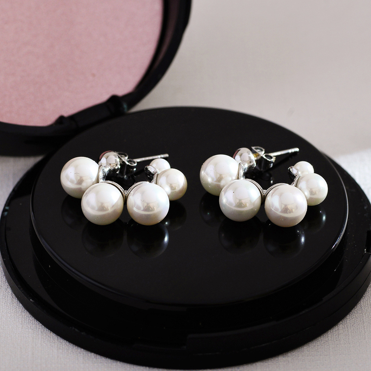 1 Pair Elegant Luxurious Round Inlay Stainless Steel Artificial Pearls Ear Studs display picture 8