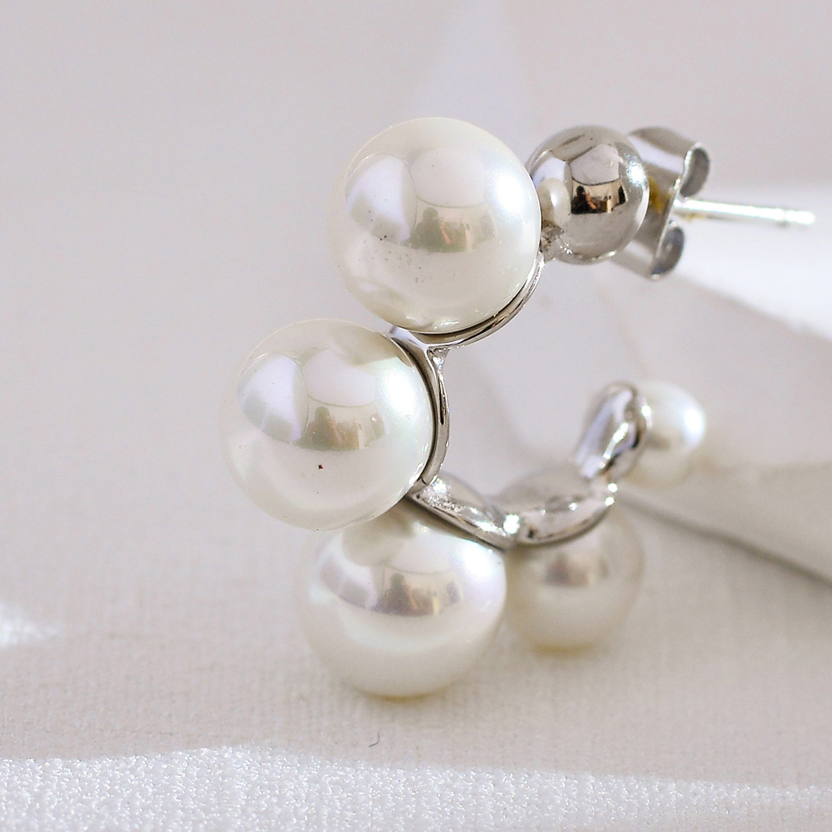 1 Pair Elegant Luxurious Round Inlay Stainless Steel Artificial Pearls Ear Studs display picture 6