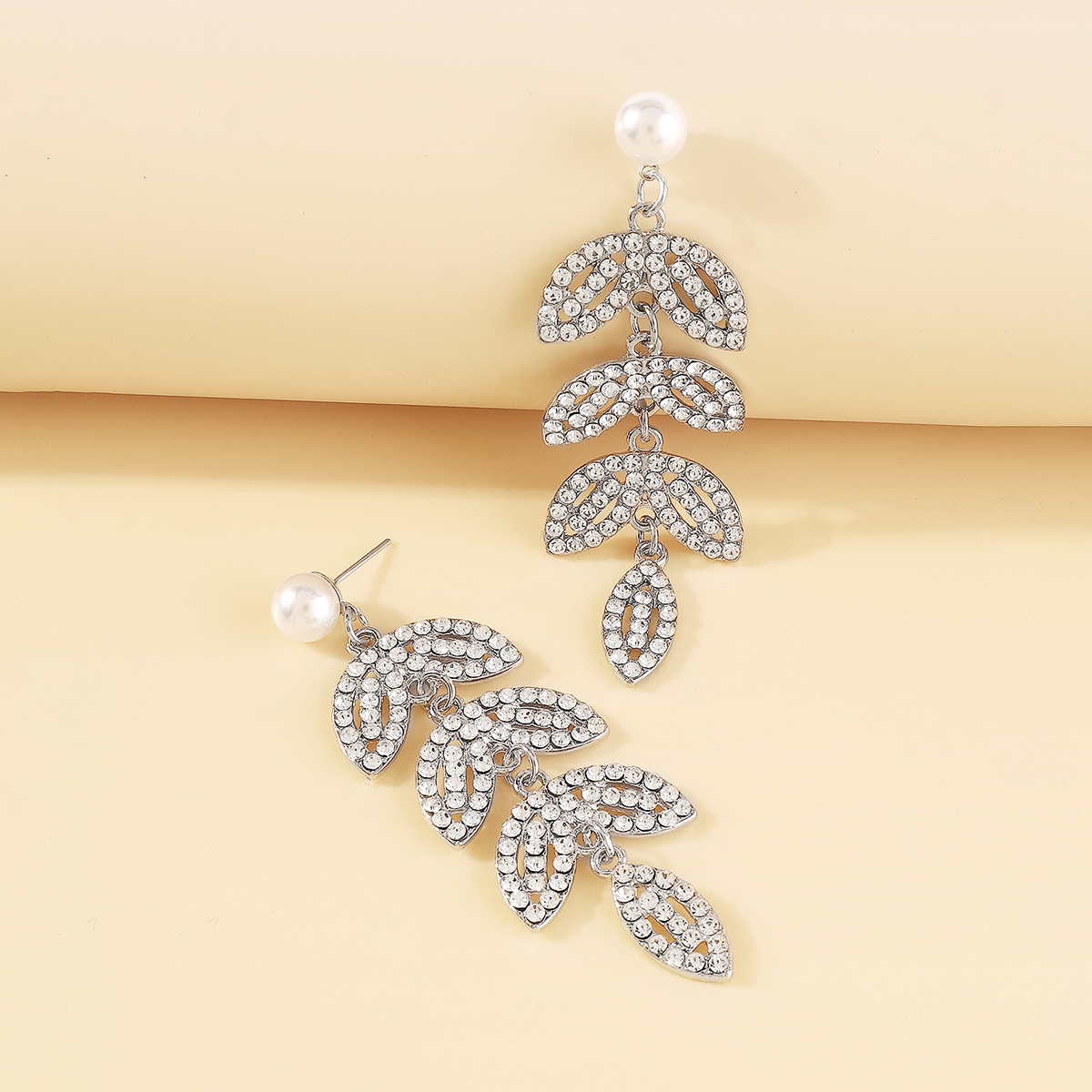 1 Pair Elegant Shiny Leaves Inlay Imitation Pearl Iron Rhinestones Drop Earrings display picture 9