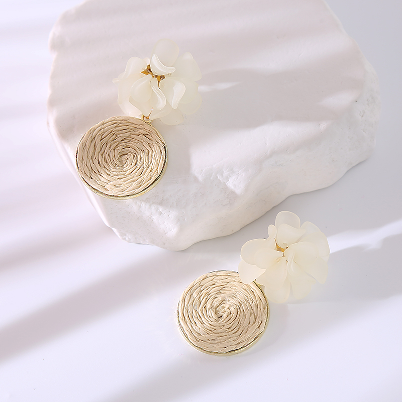 1 Pair Elegant Cute Round Flower Braid Raffia Resin Drop Earrings display picture 4