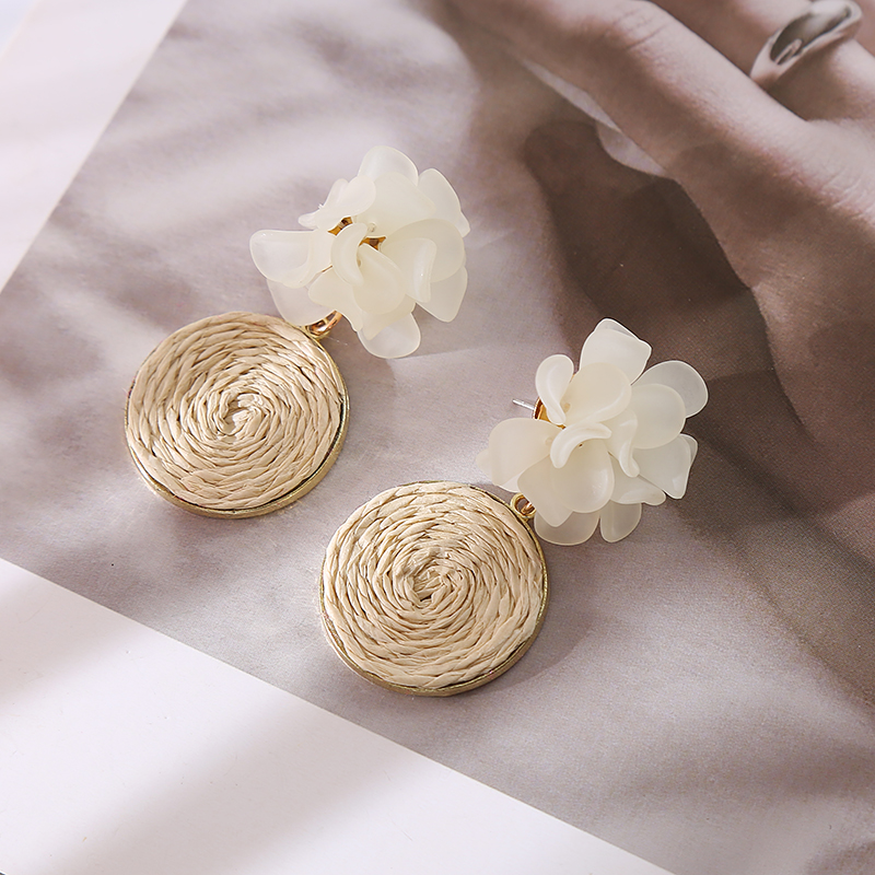 1 Pair Elegant Cute Round Flower Braid Raffia Resin Drop Earrings display picture 3