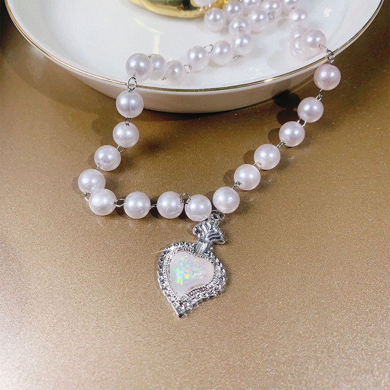 Élégant Style Simple Forme De Cœur Alliage Perlé Incruster Perles Artificielles Femmes Collier display picture 4