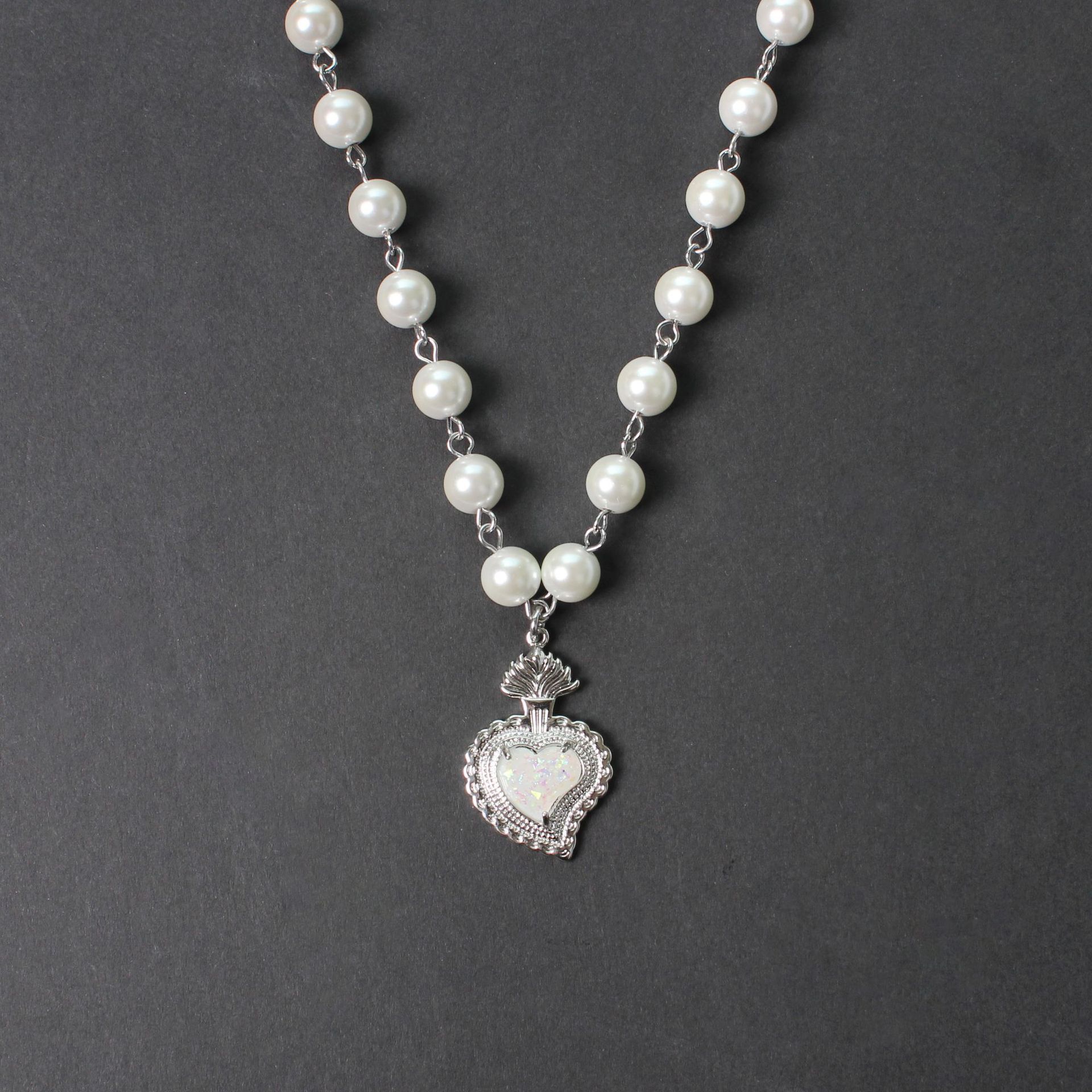 Élégant Style Simple Forme De Cœur Alliage Perlé Incruster Perles Artificielles Femmes Collier display picture 5