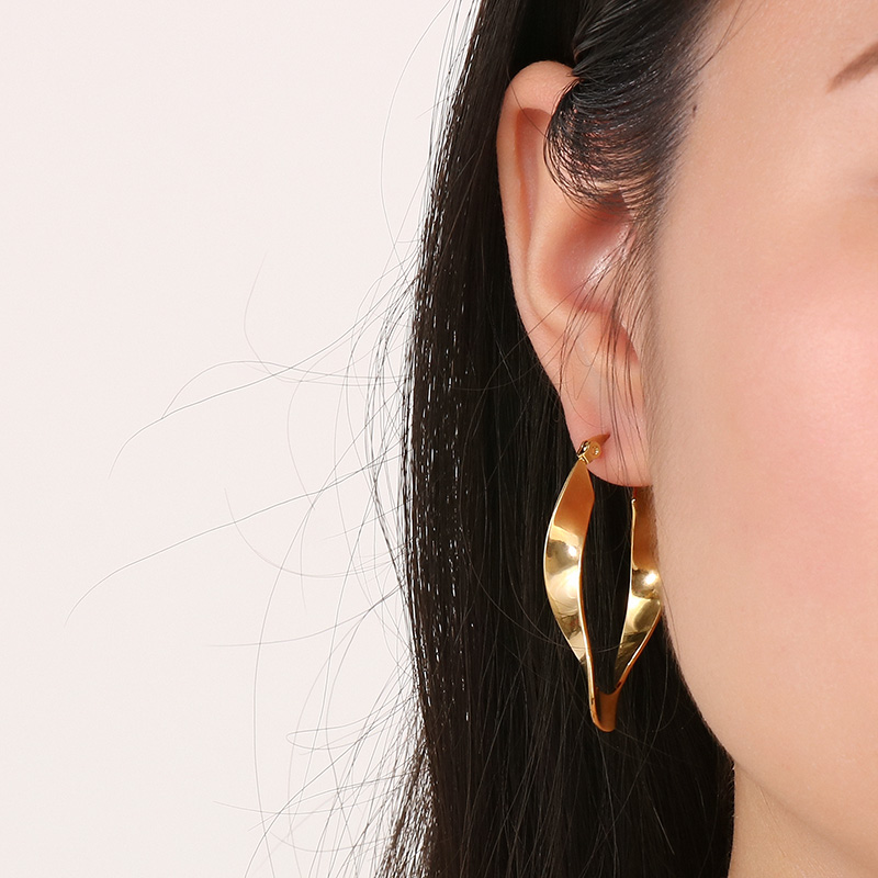 1 Pair Streetwear Shiny Irregular Plating Stainless Steel 18K Gold Plated Hoop Earrings display picture 6